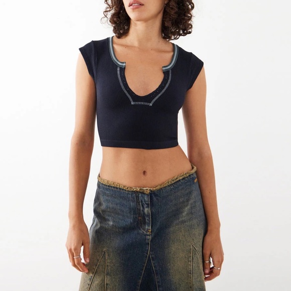 3/$20⚡️ Urban Outfitters Out From Under Short Sleeve V-Neck Crop Top Shirt - Picture 1 of 11